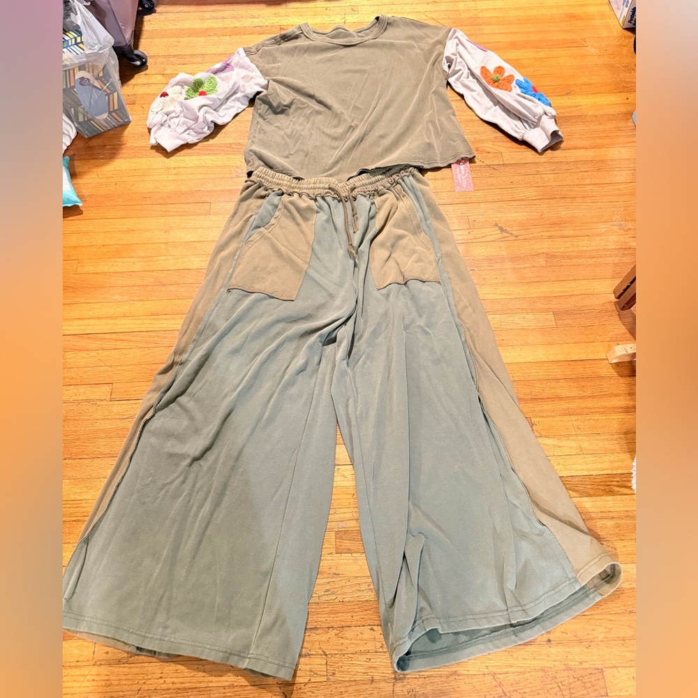 SHEIN Olive Wide Leg  Set with Colorful Flower Power Sleeves